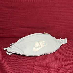 Nike Heritage Waistpack (3L) Light Silver TubE-A0